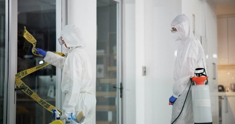 Schoonmaak na overlijden/op plaatsen delict 1 Worker,,Team,And,Barrier,Tape,For,Forensic,,Evidence,Or,Cleanup